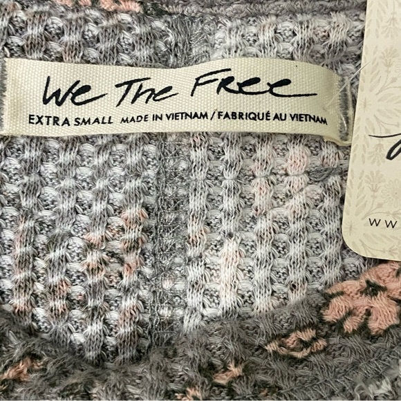 We The Free NWT Gray Waffle Knit Long Sleeve Top Thermal Floral Thumb Holes XS - Picture 8 of 9